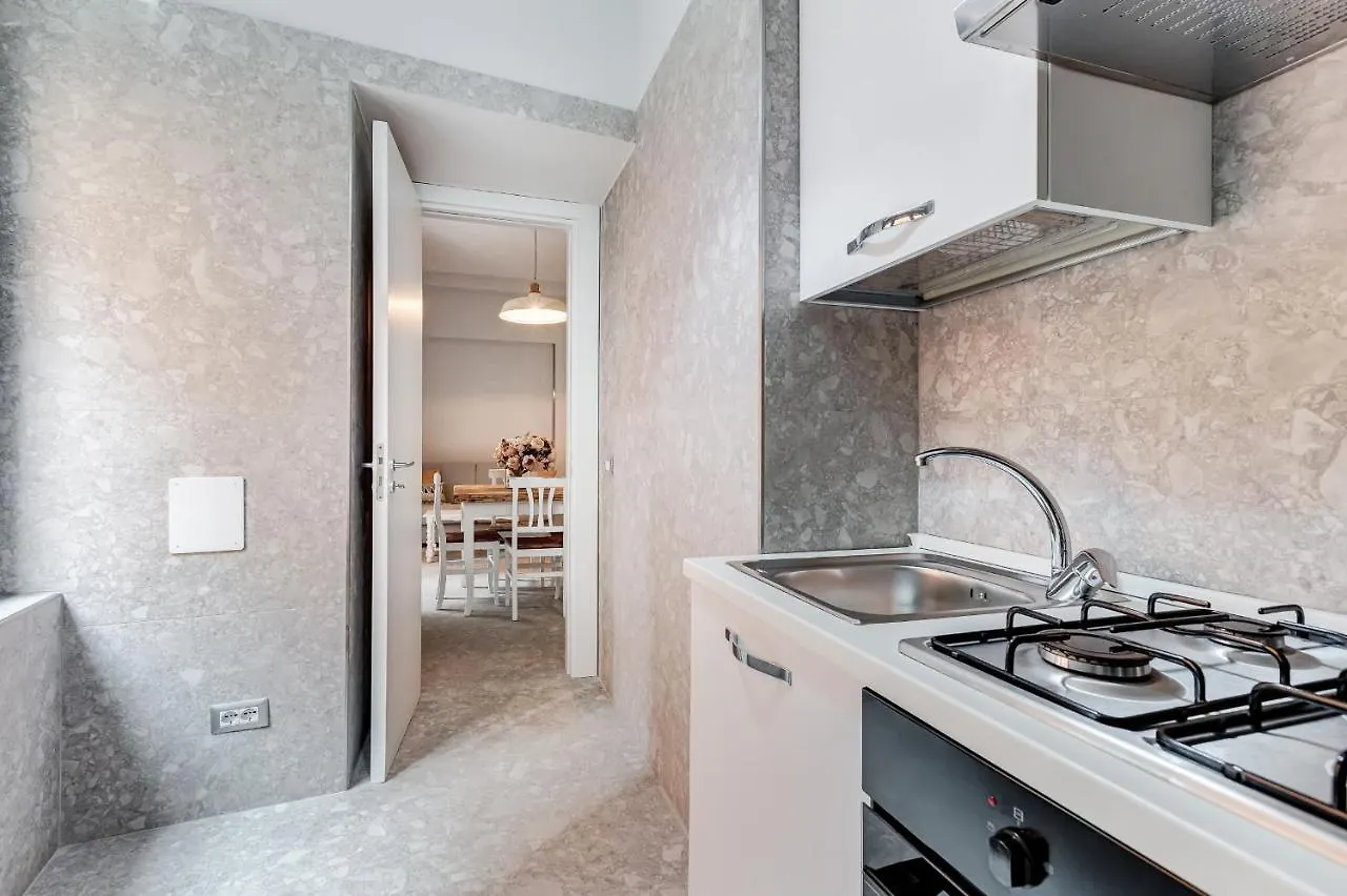 Crystal Trevi Fountain - Romedreamhome